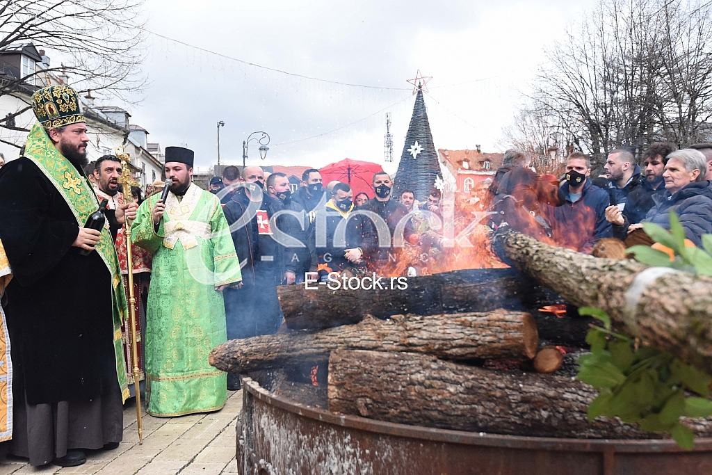Paljenje badnjaka Crnogorska crkva