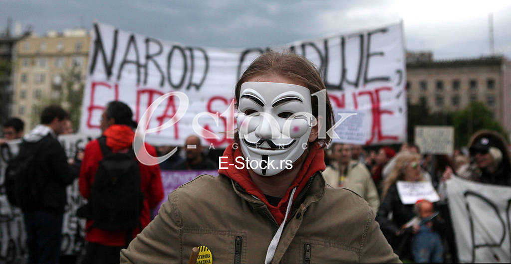 Protesters against the dictatorship gathered today, in a rather small number, in front of the Serbian Parliament, after the 