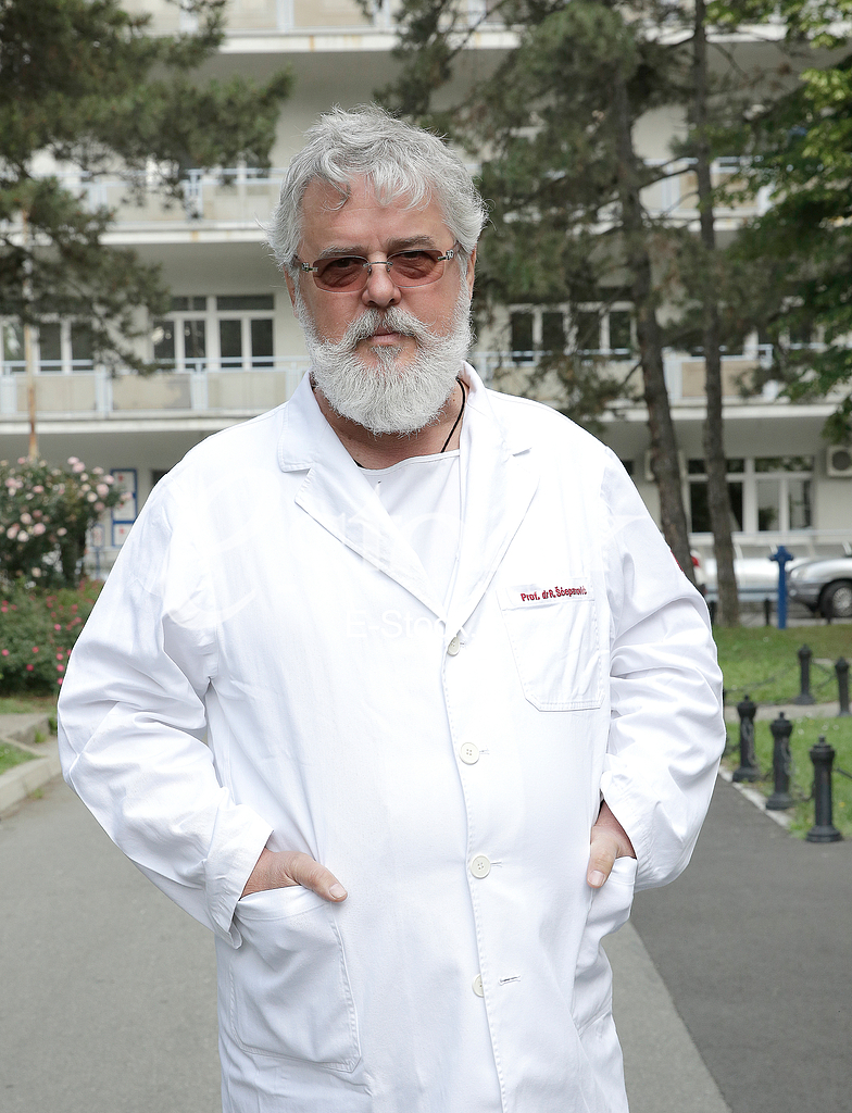 protest in front of the hospital 