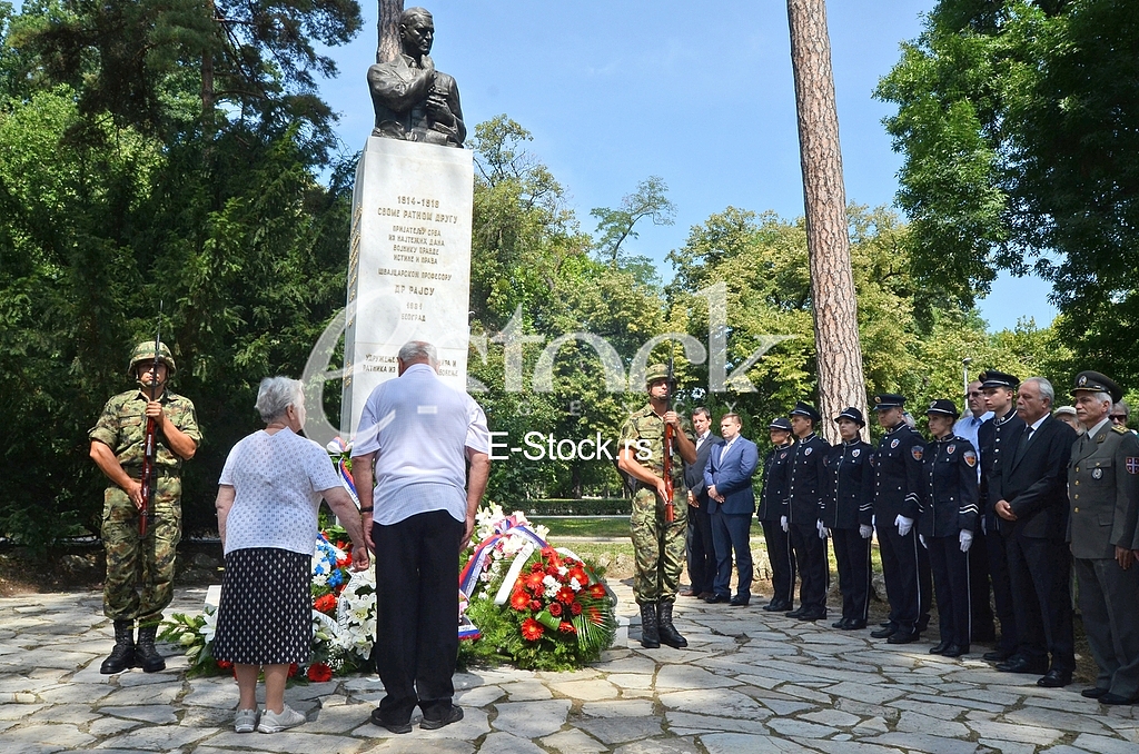 Laying a wreath at the monument to Archibald Reiss