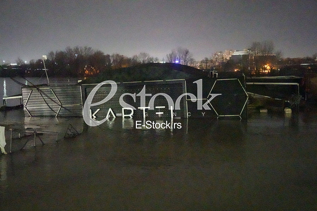 Splav Kartel  je potonuo