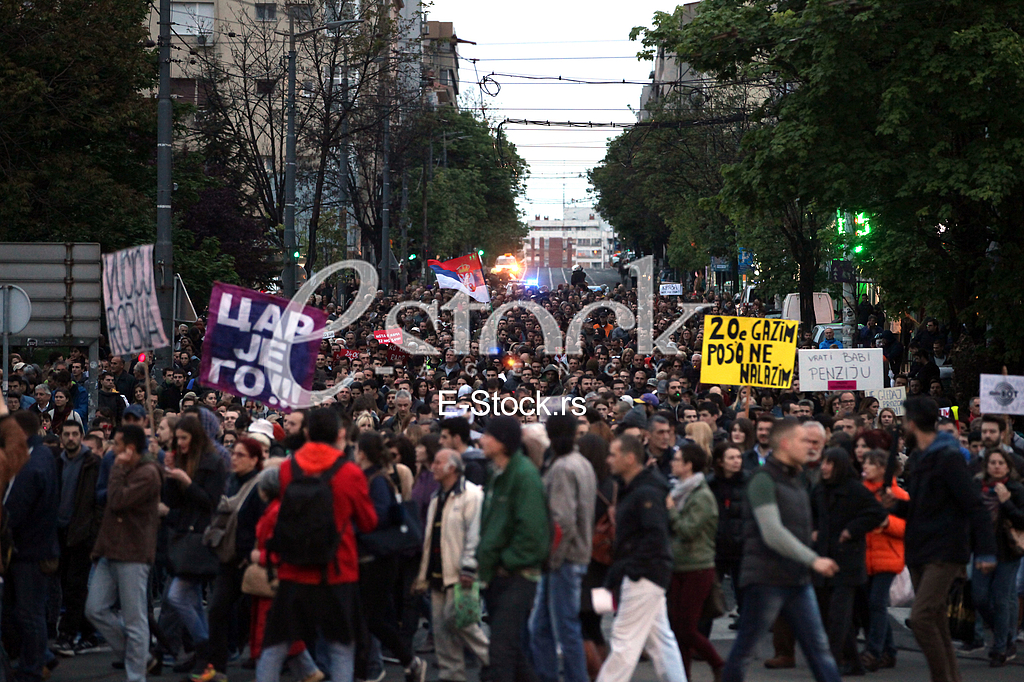 Protesters against the dictatorship gathered today, in a rather small number, in front of the Serbian Parliament, after the 