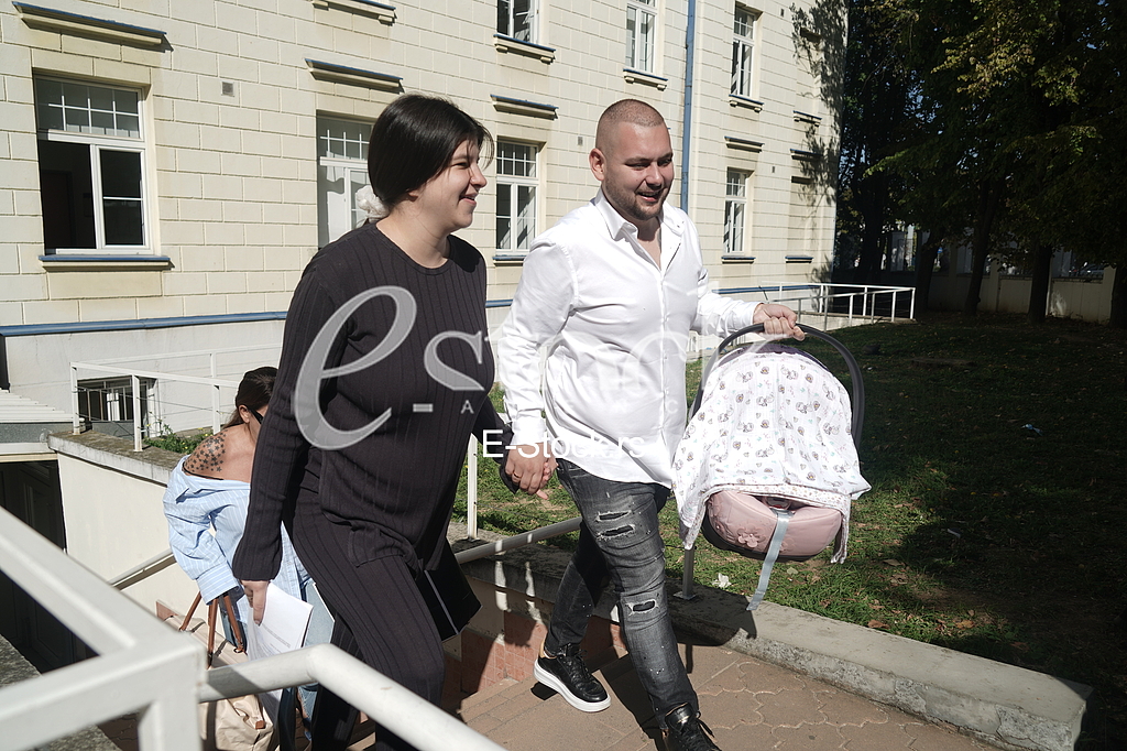 Djani sin izlazi iz porodilista