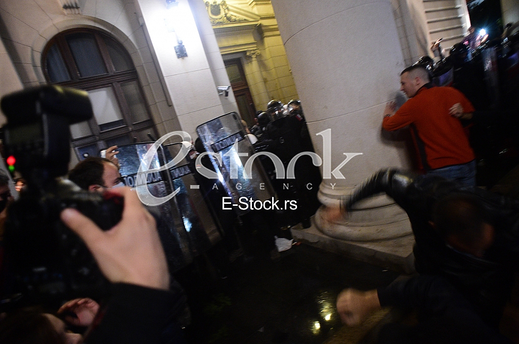 Protest ispred Skupstine Srbije Protest ispred Skupstine Srbije