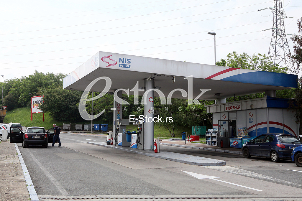 Radnica benzinske pumpe na auto-putu Beograd-Nis tesko je povredena kada joj je sinoc oko 23 sata nepoznati napadac pucao iz pištolja u glavu