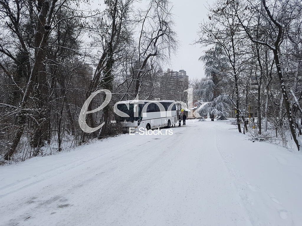 Autobus sleteo sa puta kod Banjičke šume