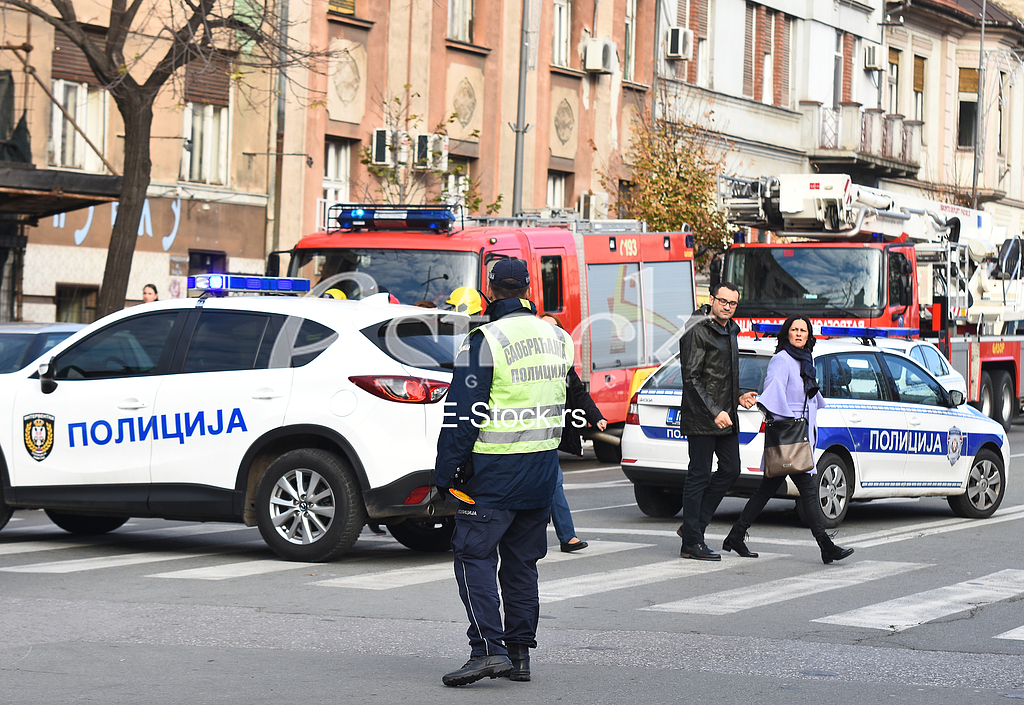 POLICIJA SPRECAVA MUSKARCA DA SKOCI SA ZGRADE