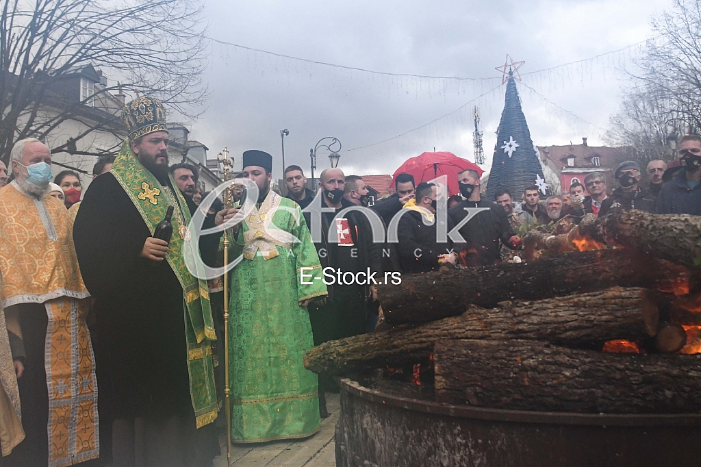 Paljenje badnjaka Crnogorska crkva