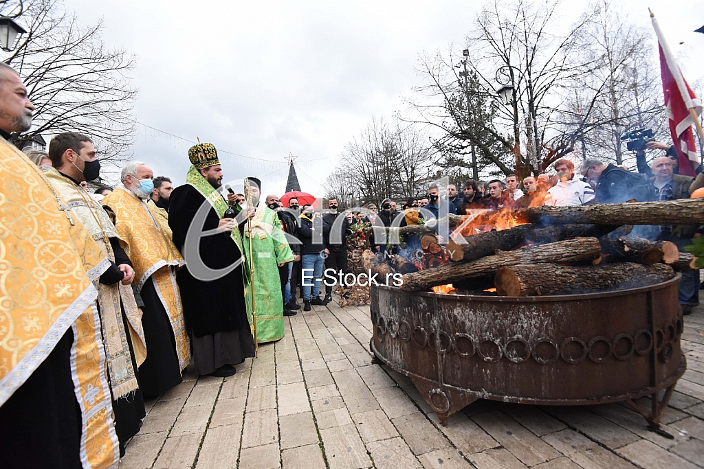 Paljenje badnjaka Crnogorska crkva