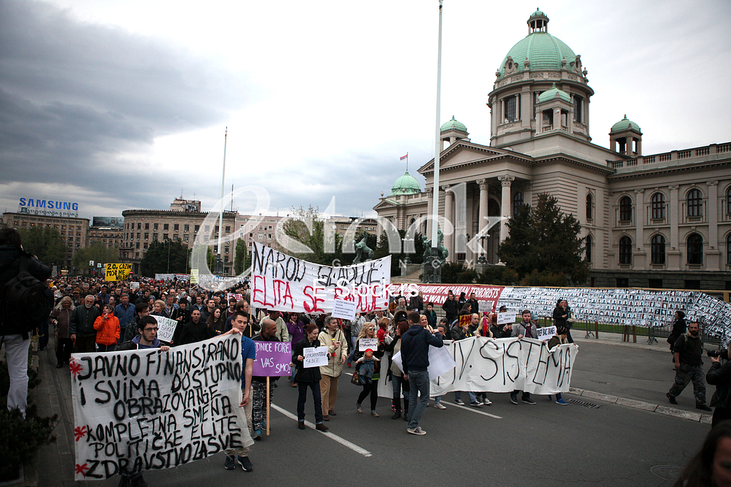 Protesters against the dictatorship gathered today, in a rather small number, in front of the Serbian Parliament, after the 