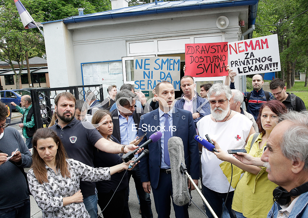 protest in front of the hospital 