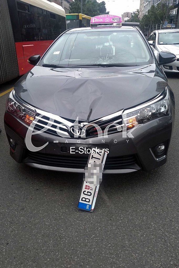 Saobracajna nesreca taxi udario zenu kod Hiltona Saobracajna nesreca taxi udario zenu kod Hiltona