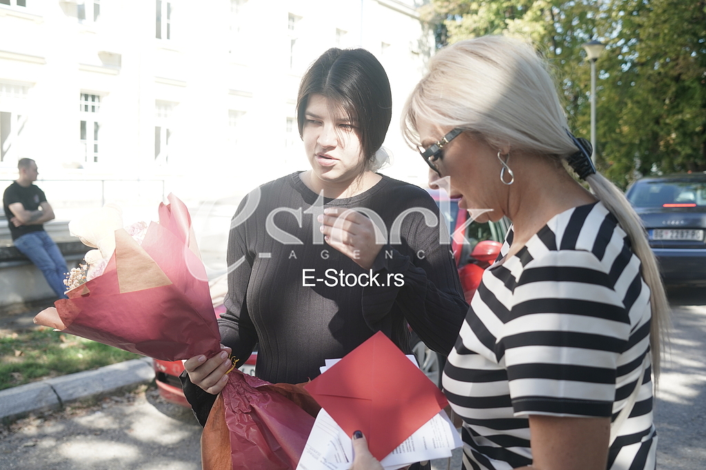 Djani sin izlazi iz porodilista