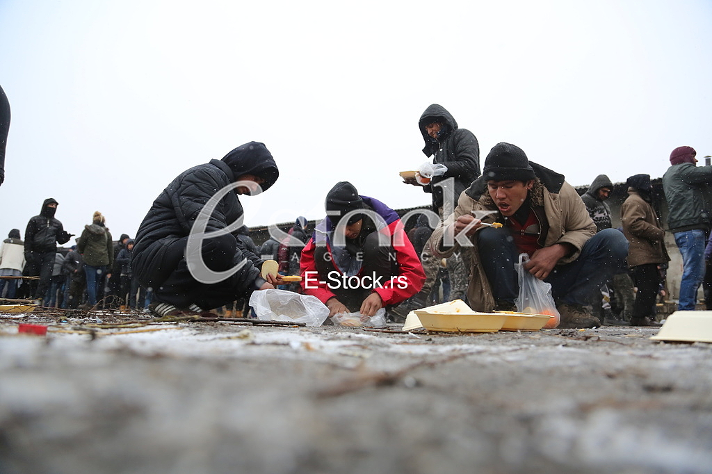 Migrants stuck in Serbia towards the EU