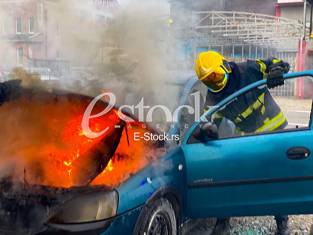 Petlovo brdo zapaljen automobil Petlovo brdo zapaljen automobil