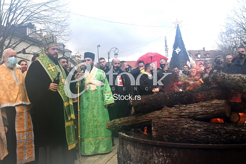 Paljenje badnjaka Crnogorska crkva