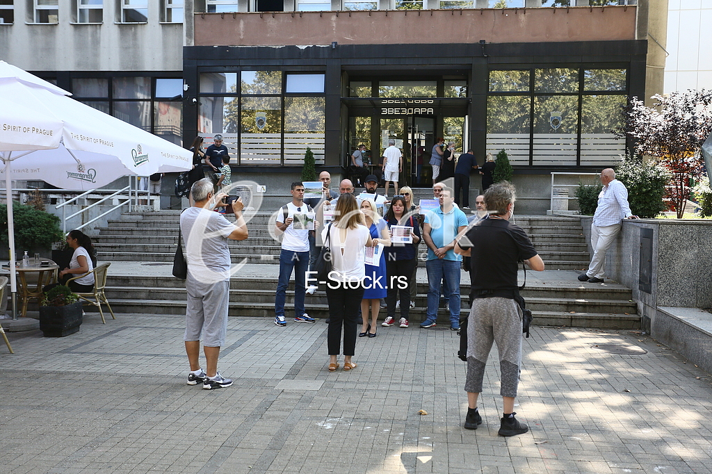 Dveri kzs ispred Opstine Zvezdara