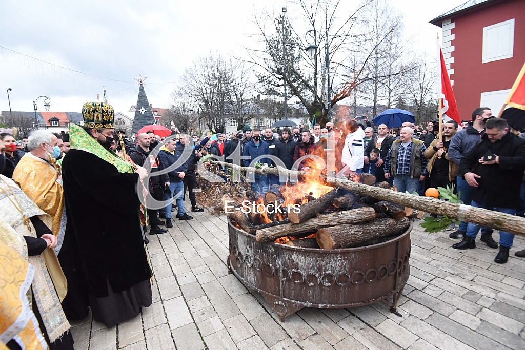 Paljenje badnjaka Crnogorska crkva