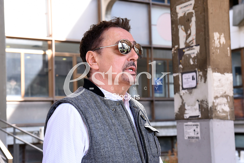  Dragan Kojic Keba came to the hearing at the Third Basic Prosecutor's Office where he was interrogated for having overturned a girl on a pedestrian crossing.
