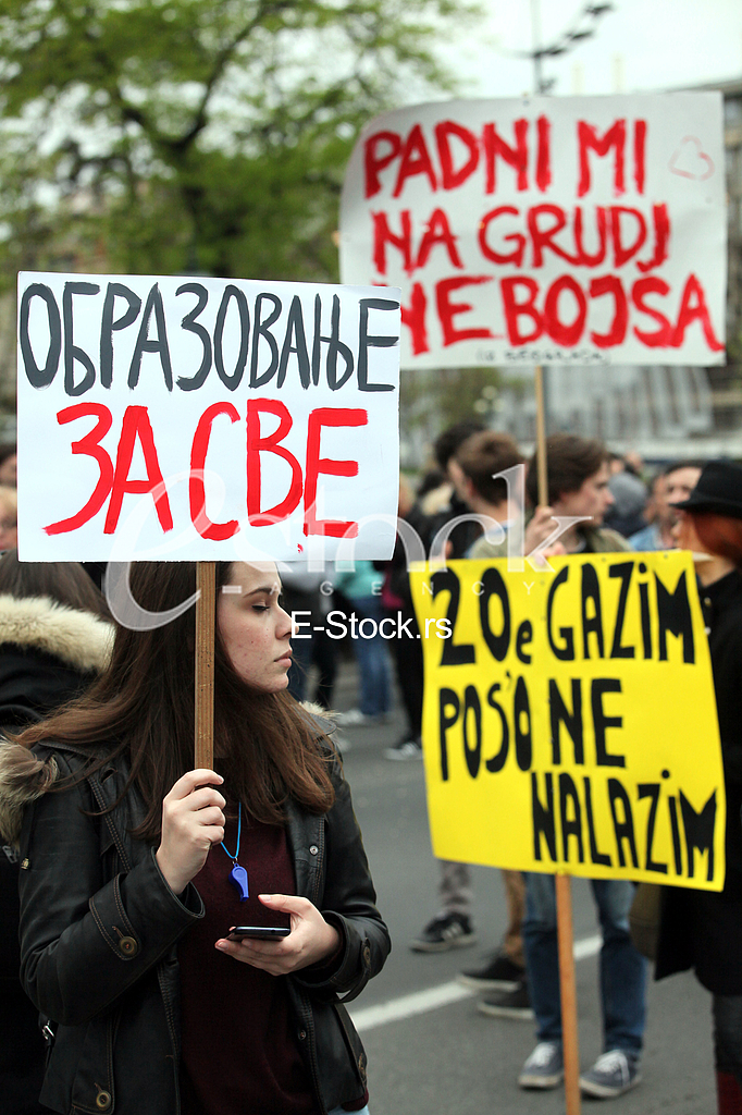 Protesters against the dictatorship gathered today, in a rather small number, in front of the Serbian Parliament, after the 