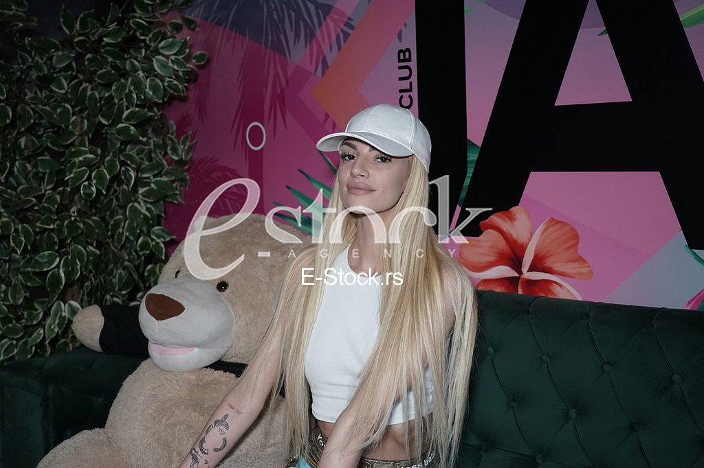 Tara Simov proslavlja psu April rodjendan