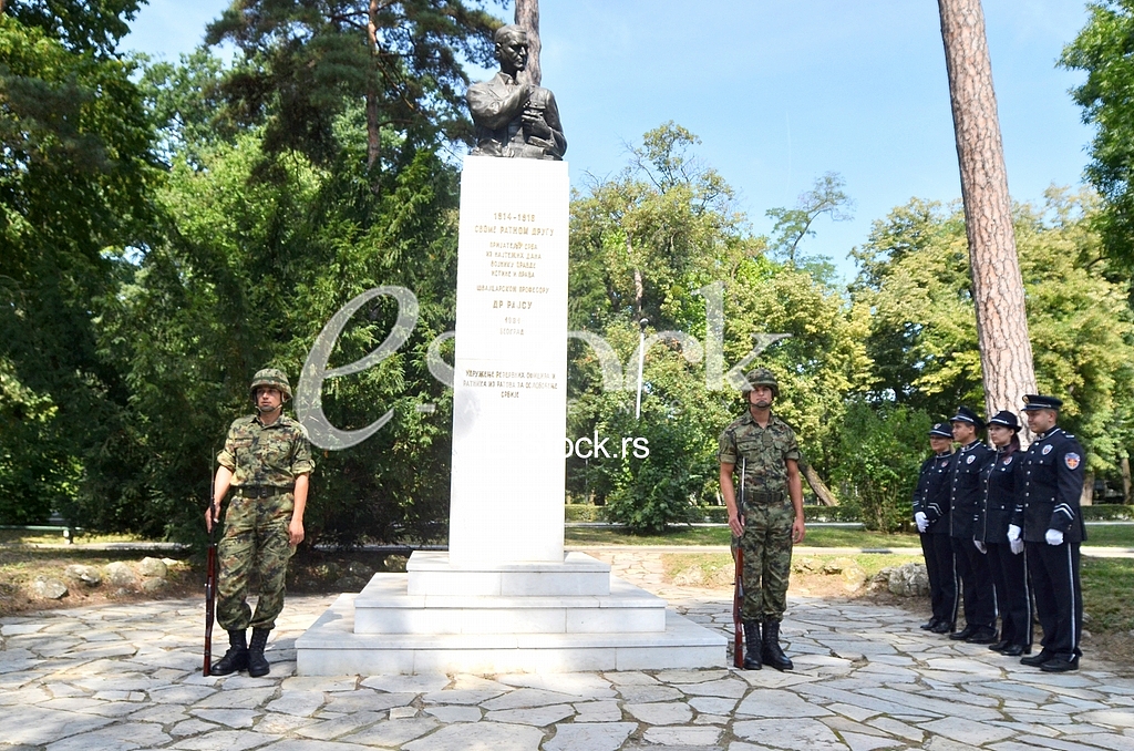 Laying a wreath at the monument to Archibald Reiss