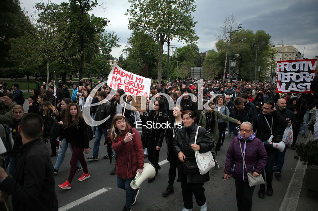 Protesters against the dictatorship gathered today, in a rather small number, in front of the Serbian Parliament, after the 