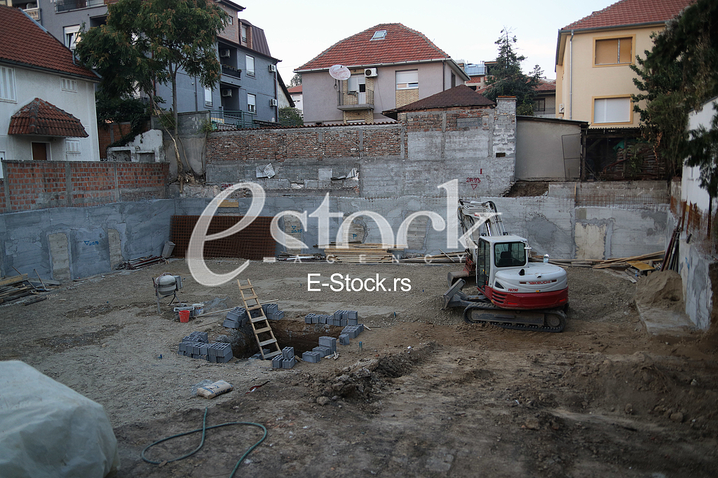 Zvezdara, u Ulici Milana Rakića oko broja 100, došlo je do curenja zemnog gasa