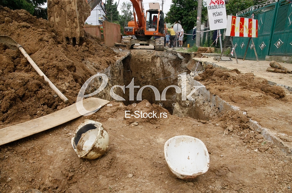 The injured workers at the site. Povredjeni radnici na gradilistu