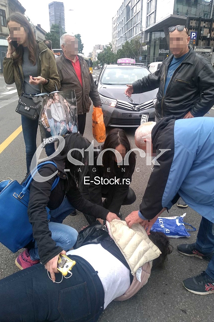 Saobracajna nesreca taxi udario zenu kod Hiltona