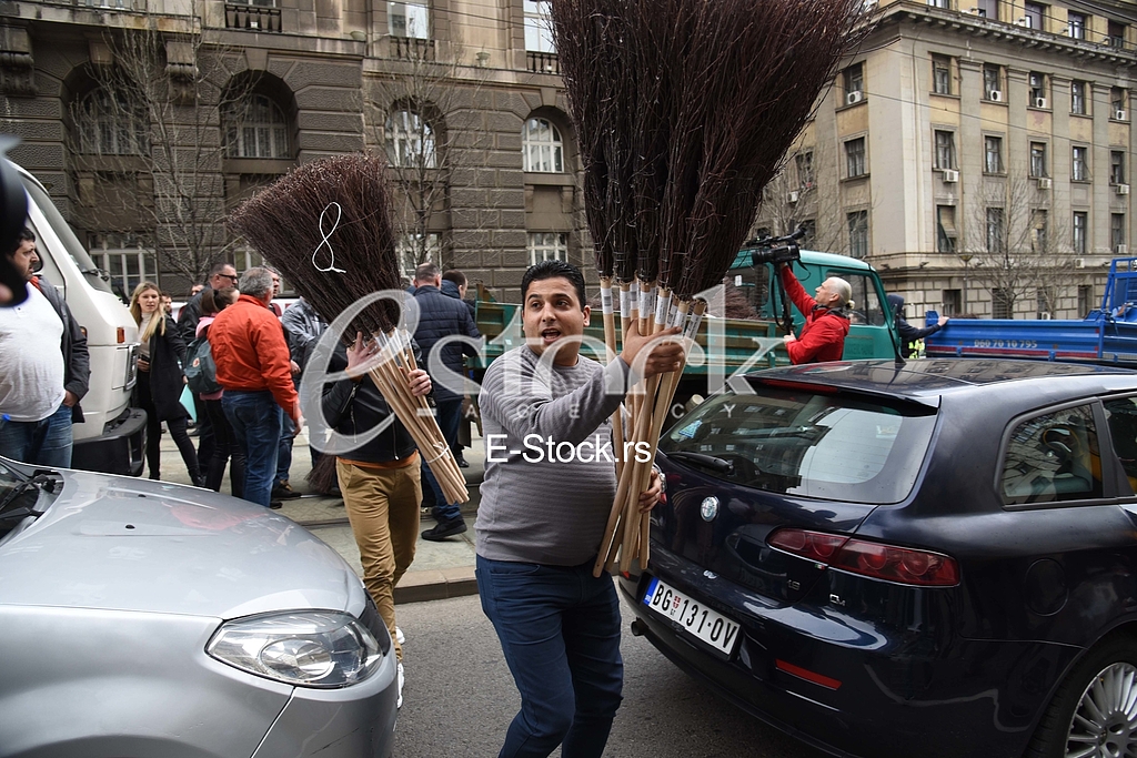 Protest ispred vlade Cargo