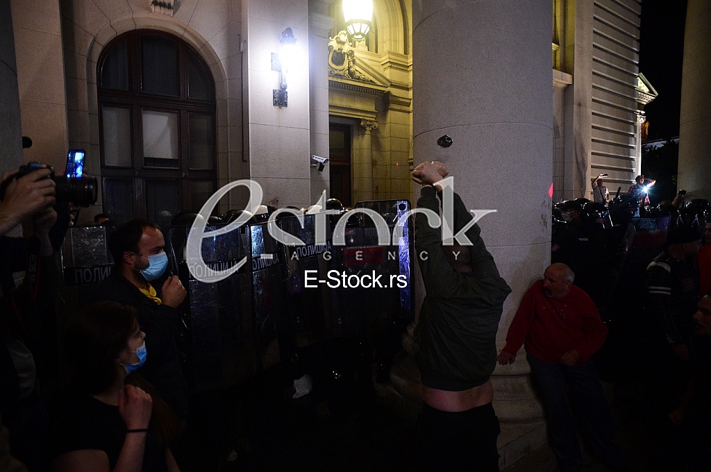 Protest ispred Skupstine Srbije