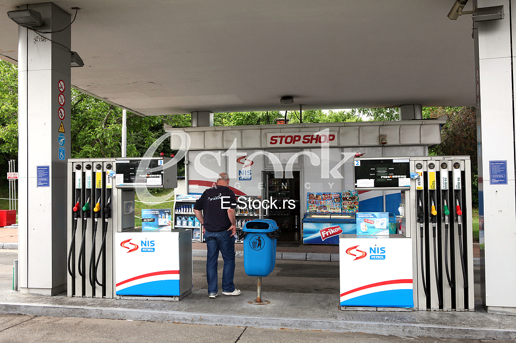 Radnica benzinske pumpe na auto-putu Beograd-Nis tesko je povredena kada joj je sinoc oko 23 sata nepoznati napadac pucao iz pištolja u glavu