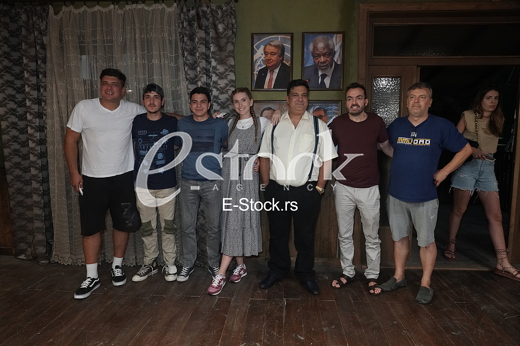 Serija Slozna braca grupna fotografija