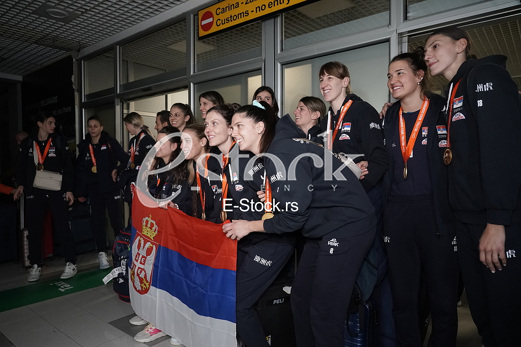 Docek odbojkasica na aerodromu