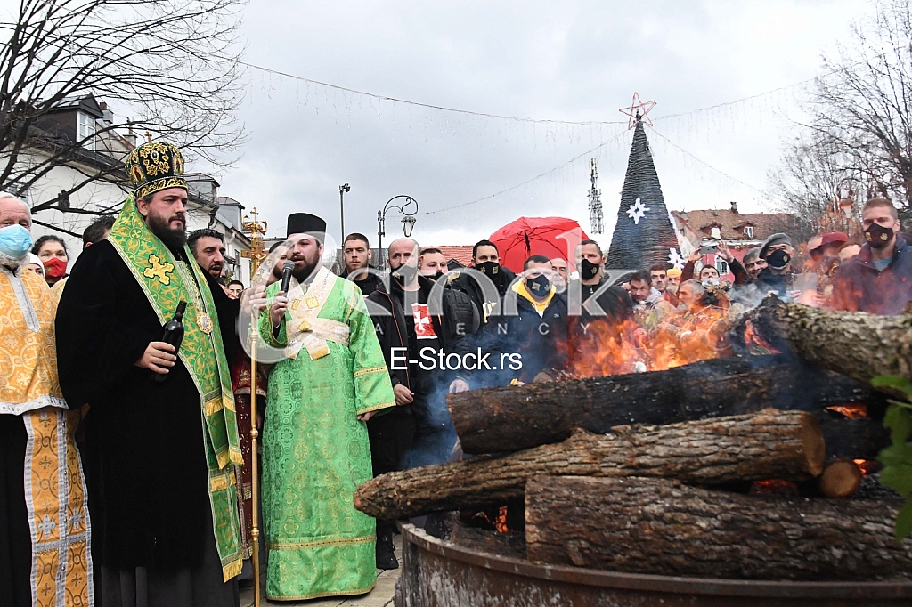 Paljenje badnjaka Crnogorska crkva