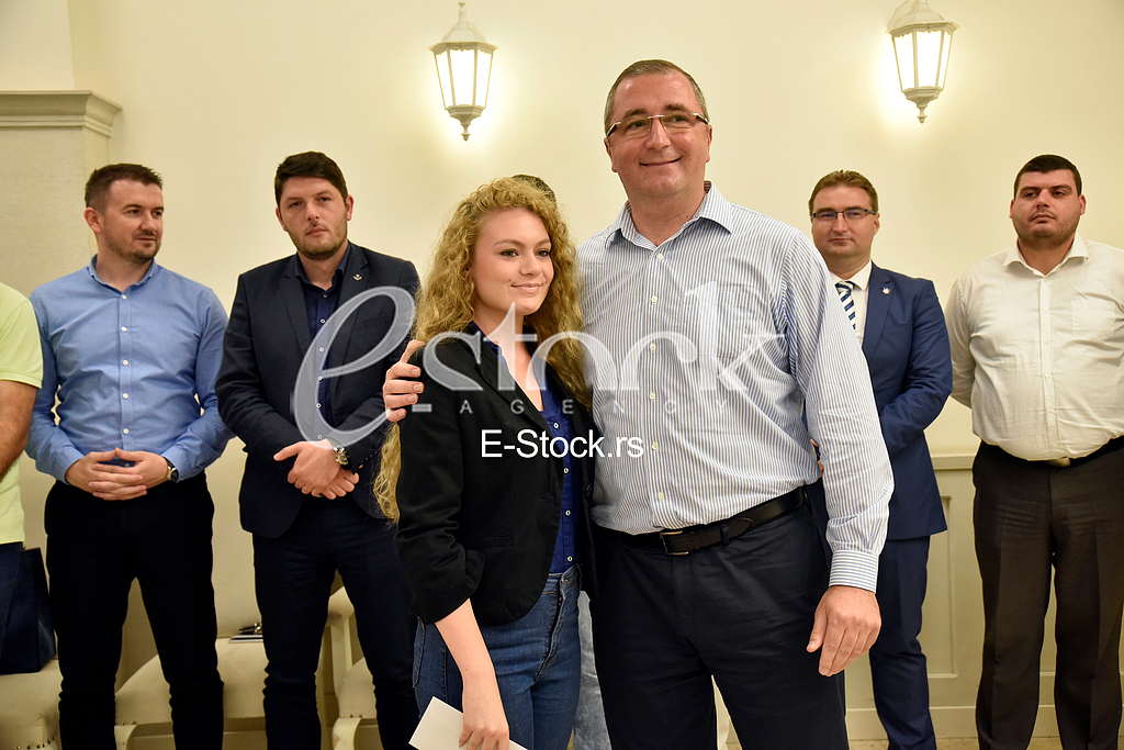 Преведи са језика: босанскиAwarding the best students of the Municipality of Zvezdara