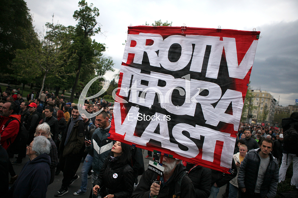 Protesters against the dictatorship gathered today, in a rather small number, in front of the Serbian Parliament, after the 