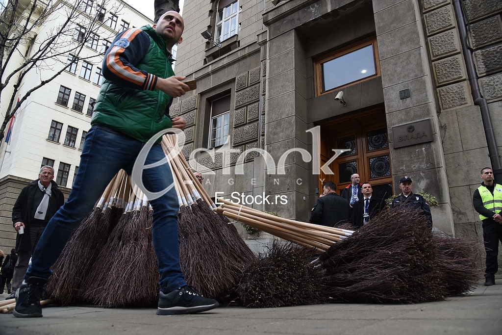 Protest ispred vlade Cargo