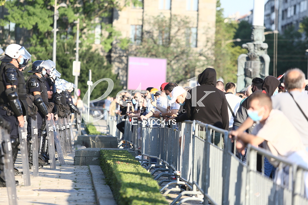 Protest ispred Skupstine Srbije