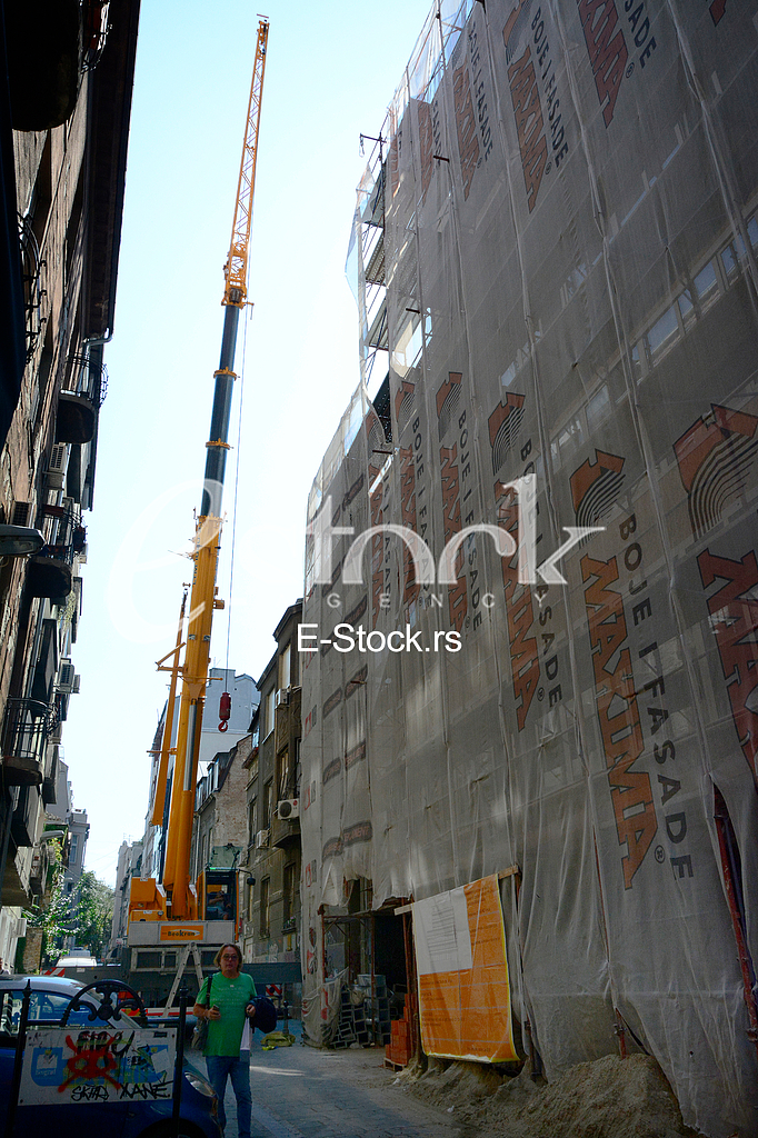 In Resavska street at the building site, a man fell into a hole of the elevator