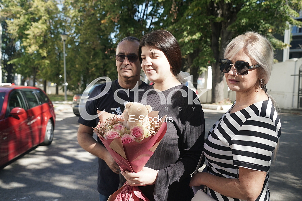 Djani sin izlazi iz porodilista
