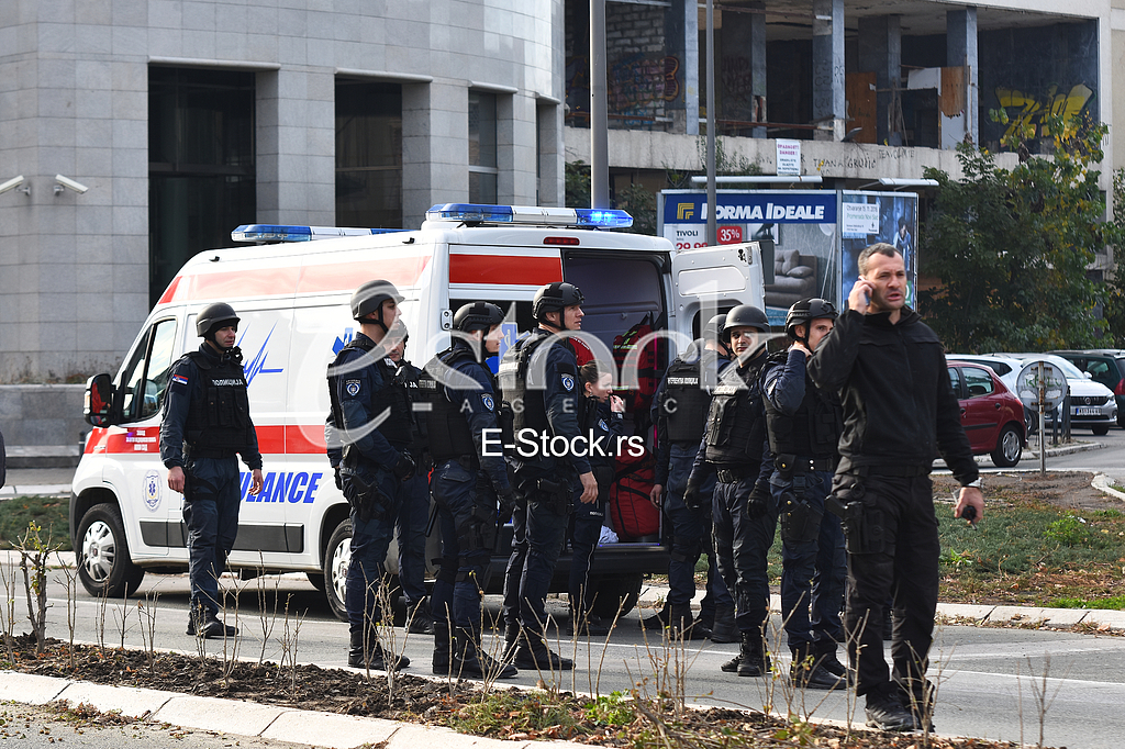 POLICIJA SPRECAVA MUSKARCA DA SKOCI SA ZGRADE
