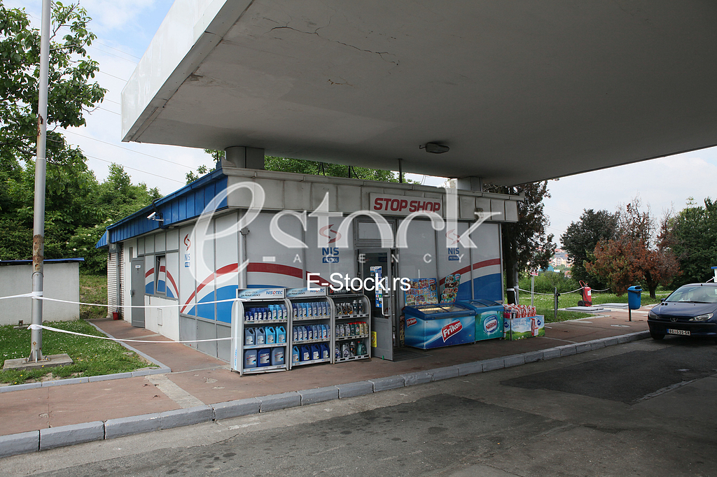 Radnica benzinske pumpe na auto-putu Beograd-Nis tesko je povredena kada joj je sinoc oko 23 sata nepoznati napadac pucao iz pištolja u glavu