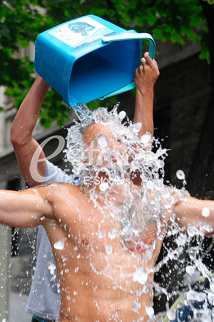 Ice bucket chalenge