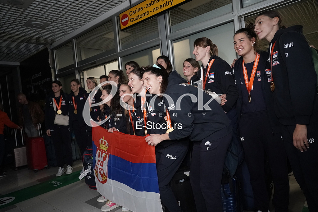 Docek odbojkasica na aerodromu