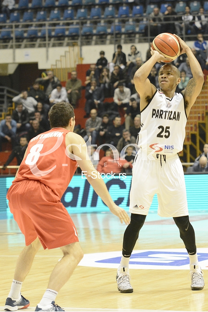 Partizan won the Szolnok in the 11th round of the Champions League FIBA, with 77:67.