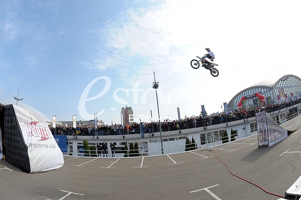 motorcycle acrobatic stunts