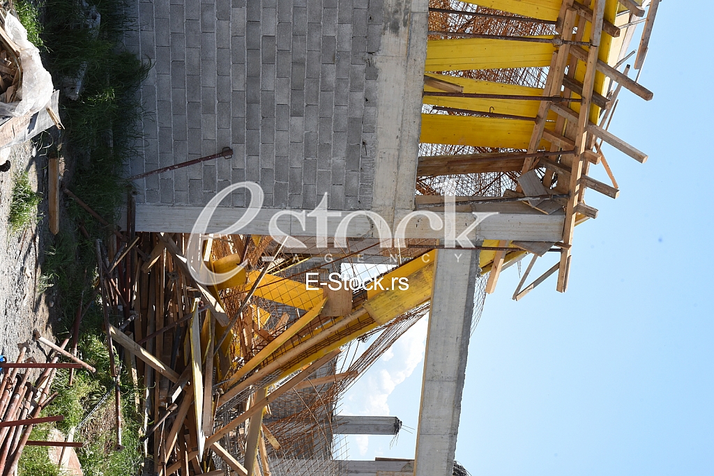 Urusila se kuca povredjeno 6 osoba