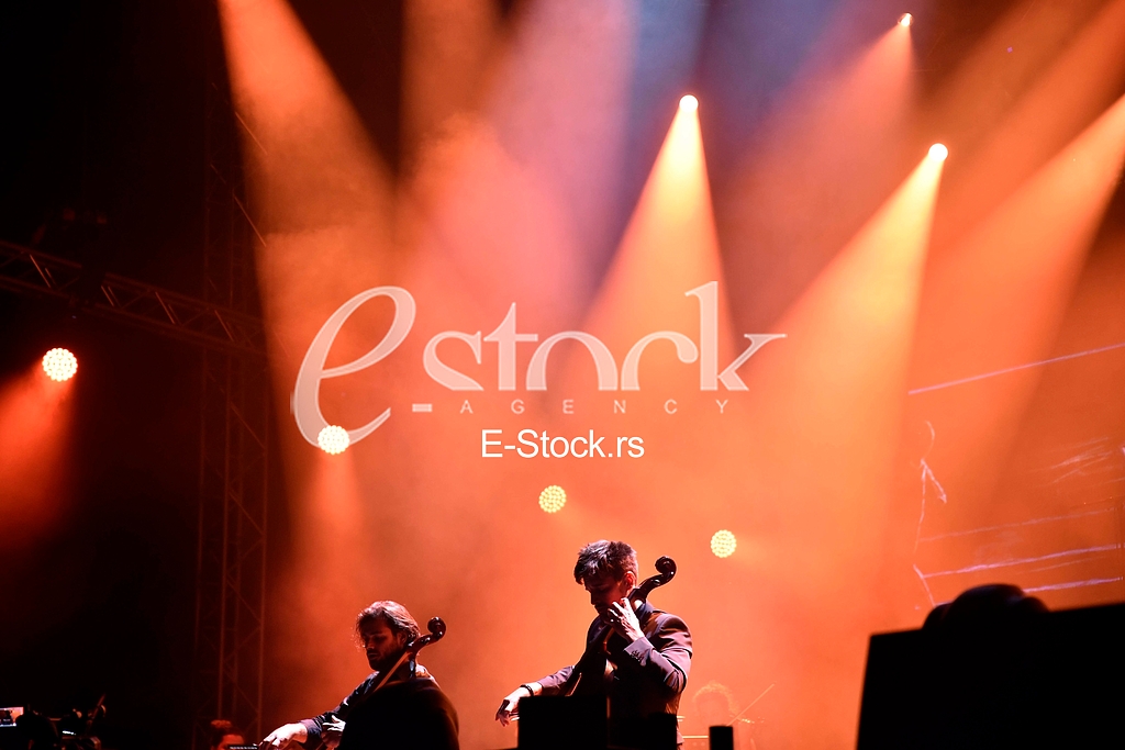 Koncert grupe 2 cellos_Photo e-stock Katarina Mihajlovic